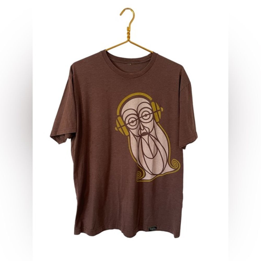 Wandering Line Graphic Brown Tee, Size Large‎